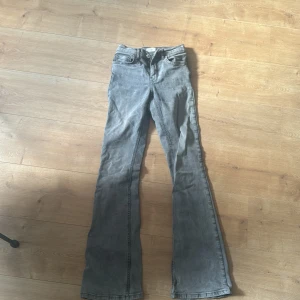 Gråa jeans - Gråa jeans fina skönt