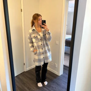 Kappa - Mysig kappa i ull/teddy liknande material. Väldigt sparsamt använd. Perfekt till hösten!