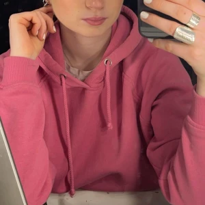 Rosa Bikbok Hoodie - Super fin rosa Bikbok hoodie, kommer inte till användning så det är nog dags att sälja den tyvärr… super fint skick i storlek S!  Säljer för 150😄