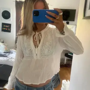 Säljer denna blus från zara💖 använd få gånger💖 storlek S💖 150kr+frakt💖