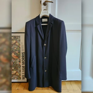 Won Hundred Klassisk Kappa / Rock - Högkvalitativ lättviktig rock i ullmix från danska Won Hundred, storlek 46, skick 4/5.