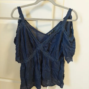 Fin top - Fin blå top är xxxl men känns mindre, mer som L, fint skick!
