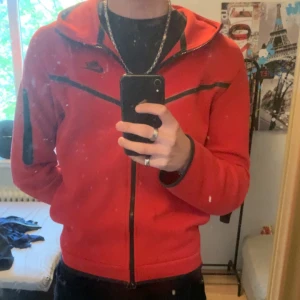 nike tech - Nike tech utan fläckar eller något sånt, är sydd på baksidan men de är inget man ser då de sitter under luvan, har också några små skråmor på dragkedjan .