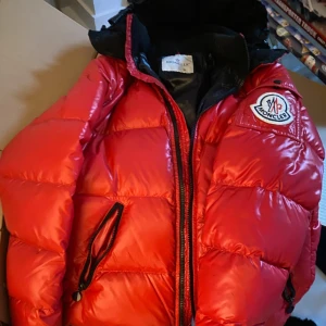 Moncler Jacka  - Moncler jacka Använd ett fåtal gånger Storlek medium Vädligt liten färg fläck på insidan inget som man ser om man inte kollar noga