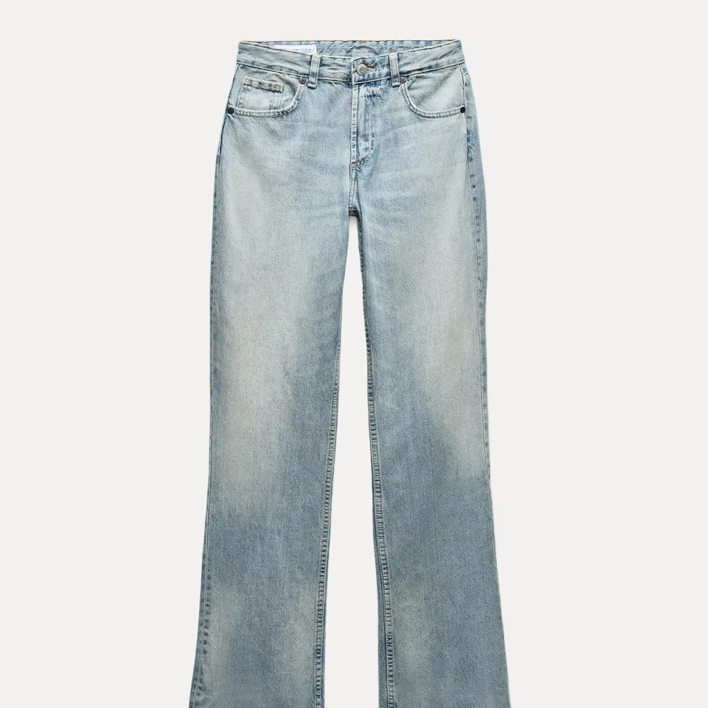 Straight lågmidjade zara jeans i storlek 36. Passar också 38  Nästan helt oanvända har använt 3 gånger. Jeansen är perfekt i längd på mig som är 1,75.     Skriv gärna om fler bilder eller funderingar ❣️. Jeans & Byxor.