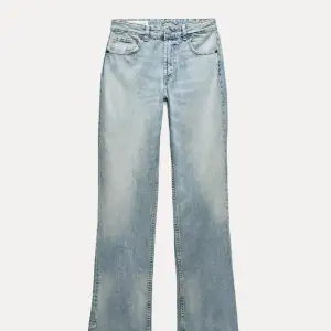 Straight lågmidjade zara jeans i storlek 36. Passar också 38  Nästan helt oanvända har använt 3 gånger. Jeansen är perfekt i längd på mig som är 1,75.     Skriv gärna om fler bilder eller funderingar ❣️