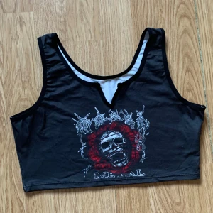 Svart döskalle topp (Kort) - Endast testad, super bekväm! Väldigt väldigt kort i modellen. Köparen står för frakt 45kr. Betalning sker via Swish! Kolla mina andra annonser 🖤