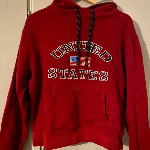 Röd Hoodie - Röd Hoodie med ”United States”! Skön och fin! Skriv ifall du vill ha fler bilder 
