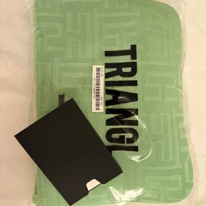 Triangl bikini - Triangl bikini aldrig använd bara testad med trosor under och plasten är kvar på underdelen samt alla plastförpackningar och allt den kom med! den är tyvärr för liten för mig på underdelen så kan inte användas vill köpa en ny kunde ej byta var försen