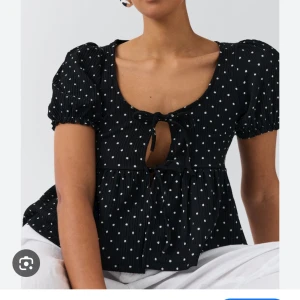 Topp - Säljer denna söta toppen från gina tricot som bara är använd fåtal gånger i våras🖤 storlek xs