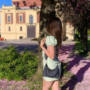 Grön och vit blommig klänning - Säljer en superfin grön och vit blommig klänning med korta ärmar och volangdetaljer. Perfekt för sommardagar och midsommarfirande! Klänningen passar både till vardags och festligare tillfällen☺️Skriv om de något du undrar över🫶🏼