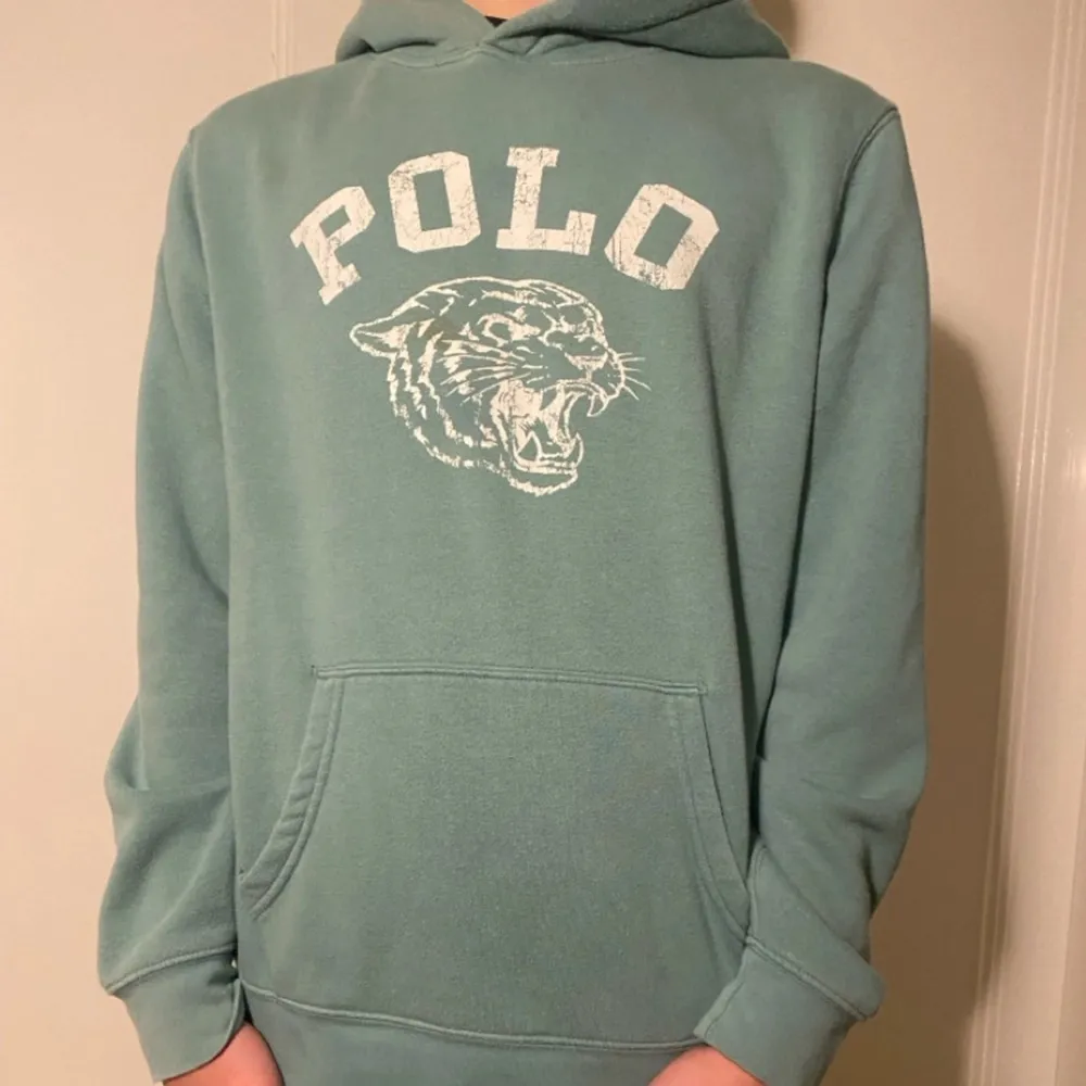 Tja, säljer nu denna hoodie ifrån Polo Ralph Lauren. Texten på tröjan är lite sliten men annars i gott skick. Modellen är runt 170 och väger 56 men är lite stor[]Storleken är XL 18-20 men skulle säga att den sitter som en XS/S. Hoodies.