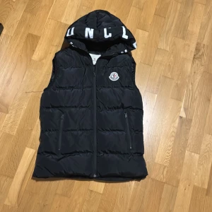 Moncler väst - Bra skick,Qr koden funkar använd få gånger.