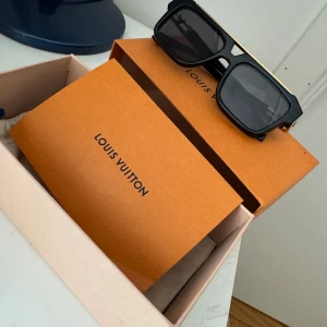 Louis Vuitton solglasögon  - Säljer mina solglasögon som knappt använt de för 3500kr. Original priset 6250kr. Kvittot finns med