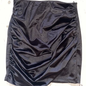 Kjol - Säljer nu denna satinkjol i storlek xs. Som ny och lågmidjad.