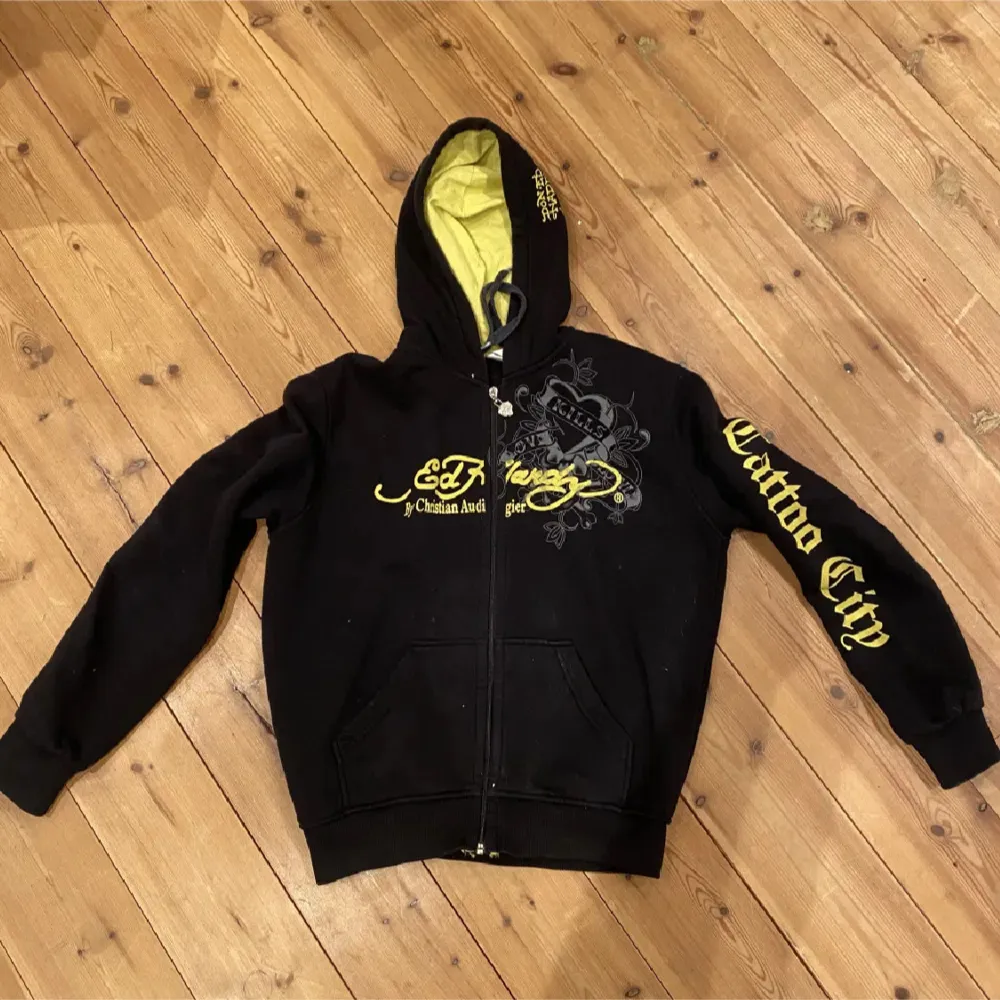 Säljer en EdHardy ziphoodie som inte används, inte min stil längre💕. Hoodies.