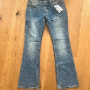 Low waisted Brandy Jeans - Lågmidjade jeans jag köpte från Brandy Melville för 40 Euro (450 kr). De har blivit små på mig men rekommenderar för folk som har S/Xs!! 🤍🤍 Priset kan diskuteras vid snabb affär