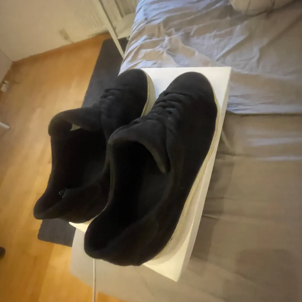 Säljer ett par snygga svarta sneakers från Selected Homme. De är använda men i bra skick mockan har hållt sig fin då jag tagit hand om dem   Vill bli av med dem då jag köpt mig ett par nya väldigt bra skor som håller toppen! Storlek 43. Skor.