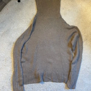 Stickad tröja! - En brun stickad tröja med en sorts polokrage. Väl använd men fortfarande fräsch!