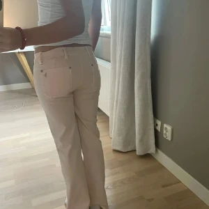 Rosa lågmidjade jeans  - Säljer dessa lågmidjade rosa jeansen då dom inte kommer till användning💕