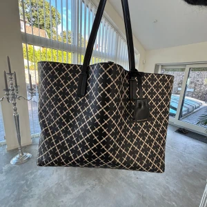 Malene Birger väska - Rymlig väska som är perfekt till skolan, lägg gärna prisförslag