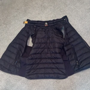 Parajumper väst - En riktigt fin väst från Parajumper i storlek M. Den är perfekt nu inför hösten. Den är i princip ny och inga defekter på den. Nypris ligger den på 4499kr men Pris kan diskuteras vid en snabb och smidig affär. Vid fler bilder tveka inte på att skriva