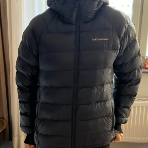 Peak Performance vinterjacka - Peak som ny Modell: W tomic insulated hood Personen på bilden är 162/52 och den oassar perfekt