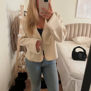 Tunn jacka  - Tunn jacklikande kofta . Aldrig använd. 