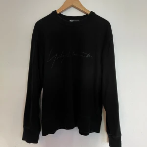 Yohji Yamamoto Tröja - En svart yohji yamamoto tröja i storlek M inga defekter eller fläckar skriv om ni har frågor‼️🫶🤝