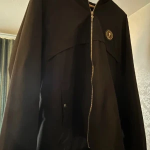 Trapstar jacka  - Tja! Säljer då min fina trapstar jacka som är helt ny, Stl L men passar M 