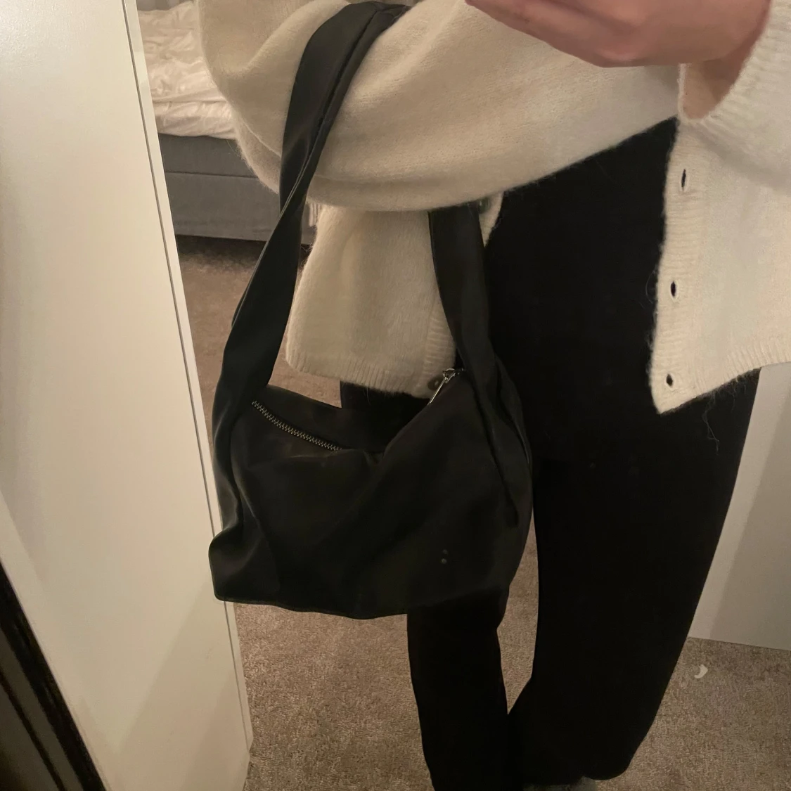 Svart väska i läderimitation  - 90