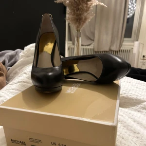 Michael kors klackskor - Ett par michael kors klackskor i bra skick, köpta för 1699. Väl omhändertagna och skolåda följer med  Fraktas samma dag😁