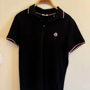 Moncler piké - Säljer nu denna snygga moncler piké, väl använd och skulle säga att skicket är 8/10, självklart äkta, kom pm för fler bilder eller frågor.🙌✌️
