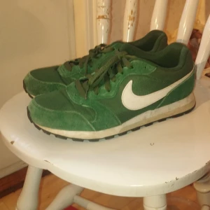 Säljer mina nike skor - Säljer mina nike skor som jag har använt ungefär 15 gånger. Det är i fint skick men lite creasade där fram. Storlek 42.   Köpte skorna för 399kr