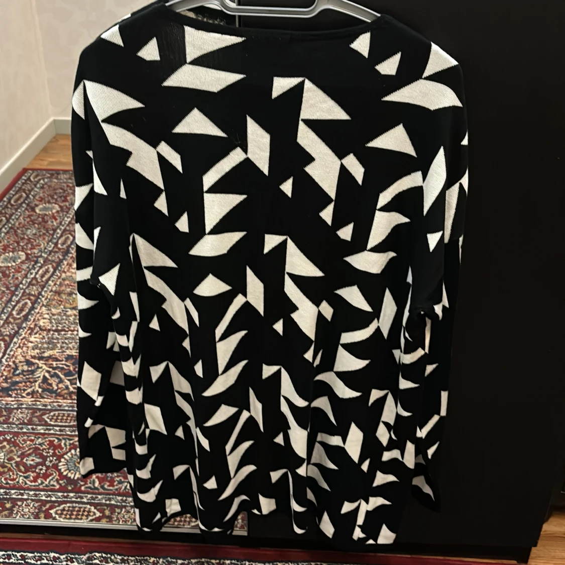 Svartvit mönstrad kofta från Gina Tricot - 90