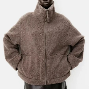 Hm pile jacka  - Säljer denna helt nya Populära teddyjackan från hm!!💕 Högsta bud 700kr 