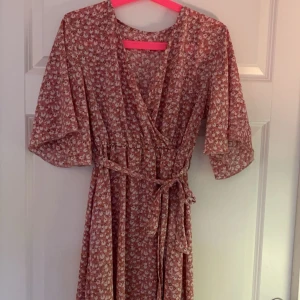 Rosa blommig klänning - Fin och tunn blommig klänning, säljer för att den inte används