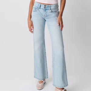 Jeans - Helt nya, inte min stil, köpte dom för 500kr säljer för 350/300. De storlek 38 motsvarar M. Från Gina och väldigt populära. Passar mig som är 165 cm, inte jag på bilden!