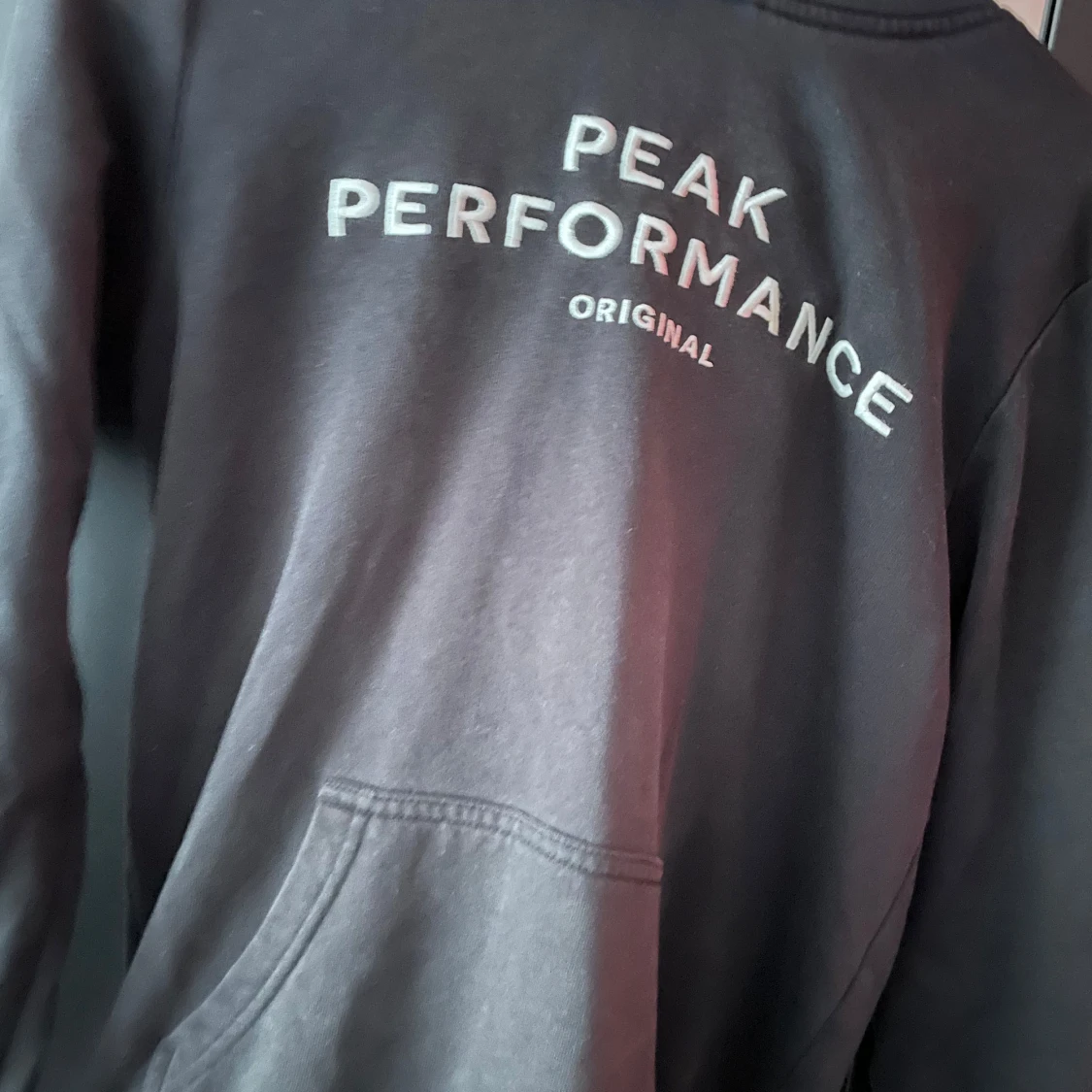 Svart hoodie från Peak Performance
