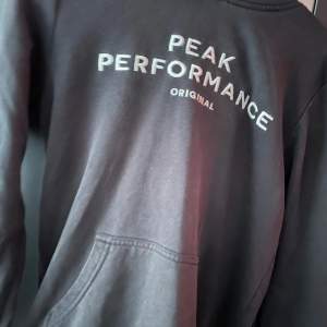 Säljer en svart hoodie från Peak Performance. Säljer då den är för liten, vid frågor och funderingar så är de bara att höra av sig svarar på allt!!