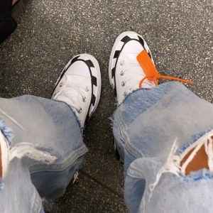 Off White x Converse - Sneakers från Off White x Converse  Helt slutsålda överallt, limited edition Storlek 38, sparsamt använda Kvitto & Box ingår, köpta för 6000kr