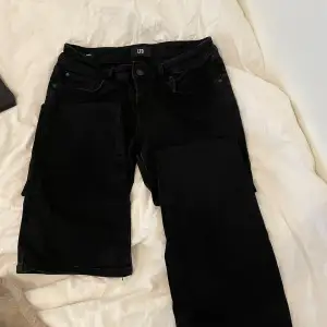 Jätte snygga Ltb jeans. Det är modellen roxy som är bootcut och väldigt låga vilket är jätte snyggt. Dom är i väldigt bra skick och använd få gånger. Pris kan diskuteras.