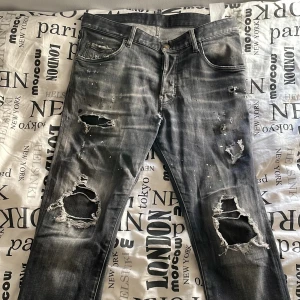 Dsquared2 jeans  - Ett par Dsquared2 jeans i bra skick, säljer dem då dem blivit för små för mig. Dem är i storlek 48, pris kan diskuteras 
