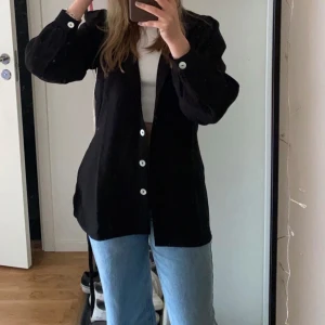 Svart skjorta från Vero Moda - Säljer en snygg svart skjorta/kappa från Vero Moda i storlek S. Skjortan har långa ärmar och knappar framtill. Perfekt för både vardag och fest! 🖤
