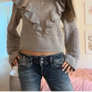 Grå stickad tröja!  - Superfkn grå stickad tröja från hm, unik med fina detaljer, oanvänd! 