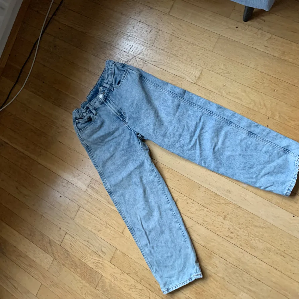 HM baggy jeans köpt för 429kr nypris, säljer dem för 200kr för att jag inte använt dem på ett tag. Storlek 152 men passar 158 rätt så bra. Inga defekter eller liknade. Skriv för mer bilder eller frågor!👍🏼. Jeans & Byxor.