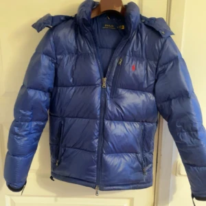 Polo jacka - Blå polo jacka, 8,/10 skick använd ett par gånger. Jätte skön jacka som sticker ut och håller kylan borta 