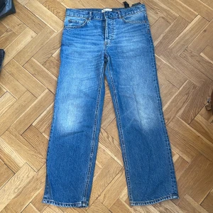 Mid rise jeans - Mid Rise, straight leg