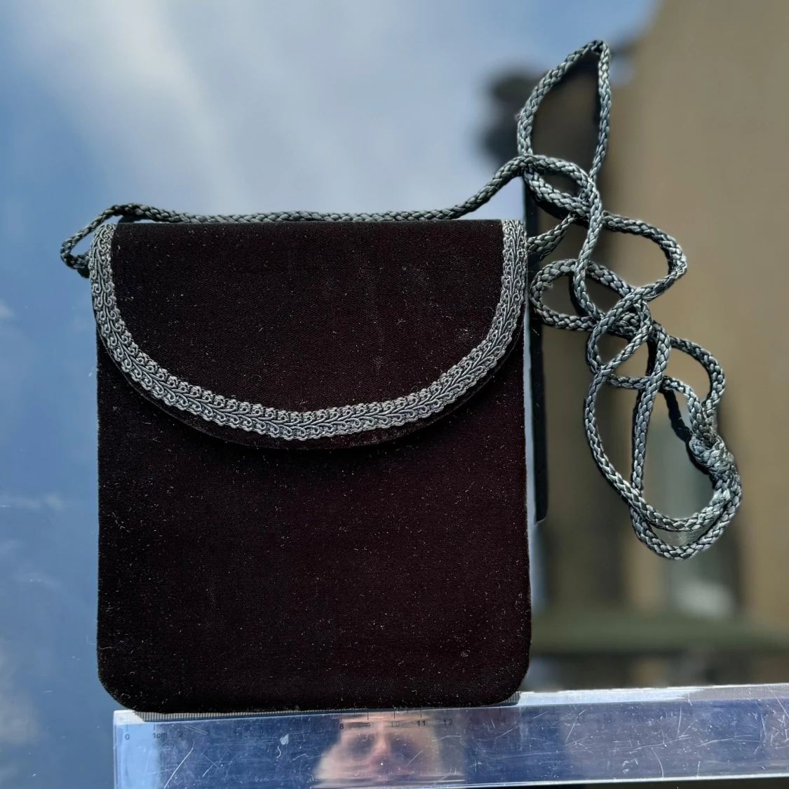 Svart sammet axelväska