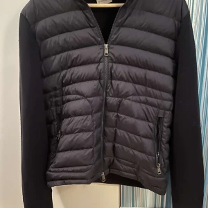 Moncler Cardigan - En skitsnygg moncler cardigan perfekt till hösten i alla tillfällen. Jackan är sparsamt använt och inga defekter, hål eller andra skador. Hör av dig för fler frågor eller funderingar!😃 pris kan diskuteras 